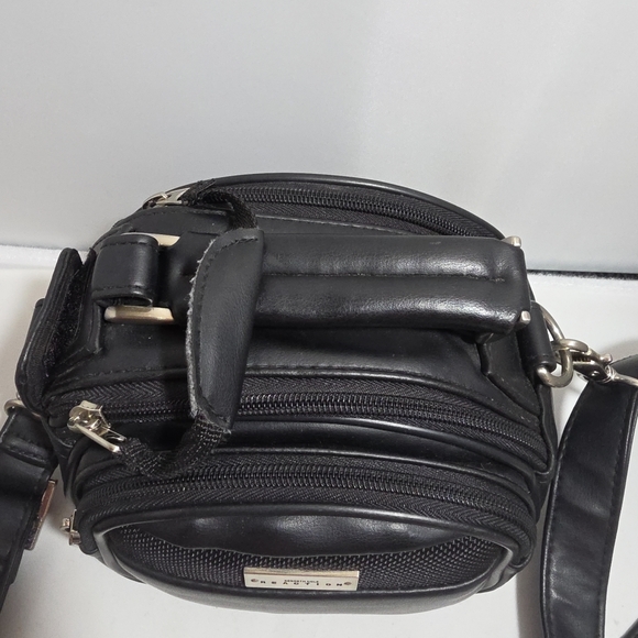Kenneth Cole Reaction Camera Equipment Bag # 554665 (DF) - Picture 3 of 11